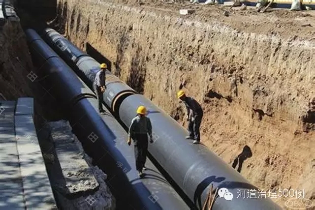 工人正在进行截污管道铺设 工人正在进行截污管道铺设