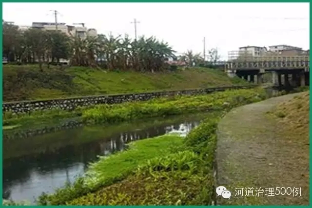 下混凝土,上土坡结合护坡 下混凝土,上土坡结合护坡