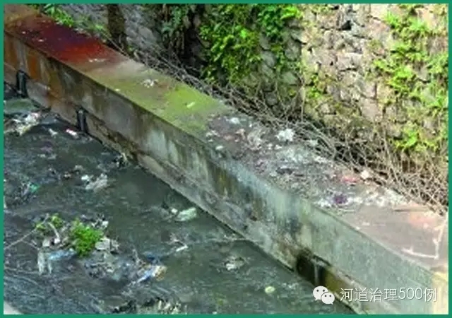 巴南区河段,河道内满是垃圾 巴南区河段,河道内满是垃圾