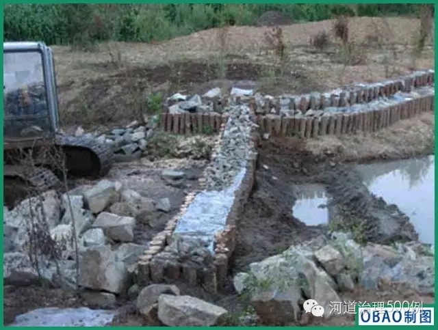 铺设碎石、镇压巨石 铺设碎石、镇压巨石