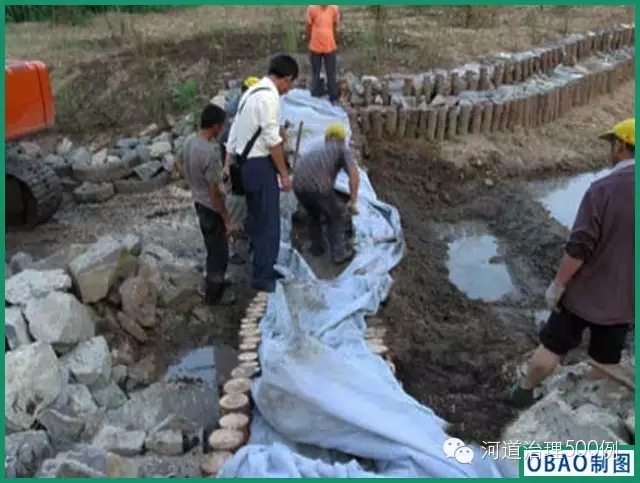 铺设无纺布、填充沙土 铺设无纺布、填充沙土